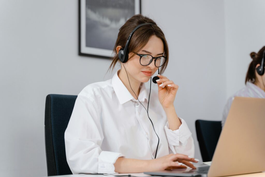24/7 support payment processors comparison showing customer service representative assisting merchant